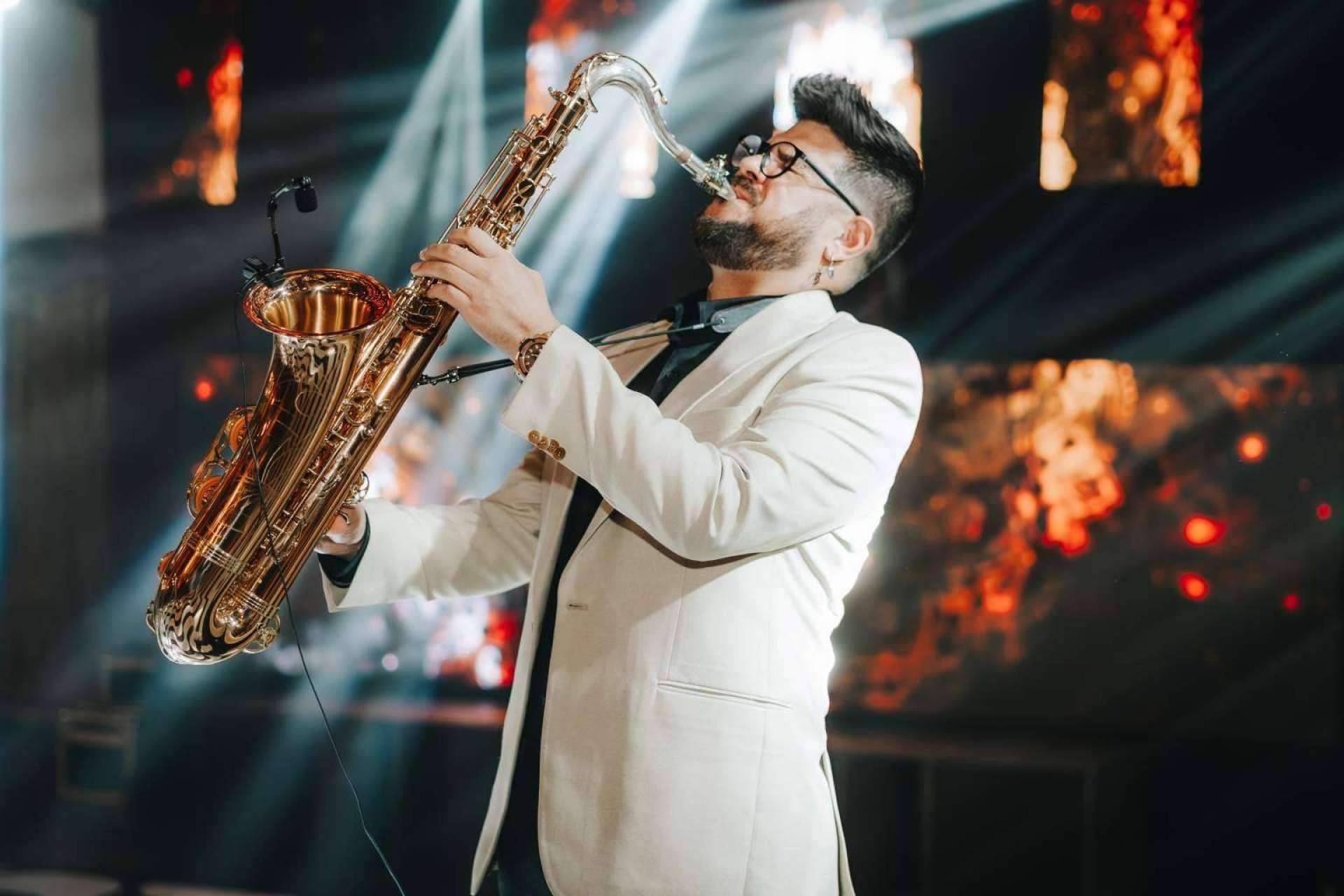 El saxofonista Jose Salinas ofrece contratos para una buena experiencia musical